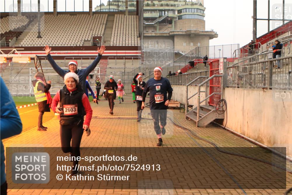 08.12.2024 - St. Pauli X-Mass-Run No. 14 Kathrin Stürmer Photography http://msf.ph/oto/7524913 08.12.2024 10:05:30 Ziel 126, 751, 932, 1068, 1178, 1232, 1243, 1605, 1643, 1650, 1957, 2056, 2077, 2080, 2306, 2308, 2344, 2435, 2474, 2603, 2864, 2866, 2908, 3114, 3115, 3118, 3184, 3302 meine-sportfotos.de