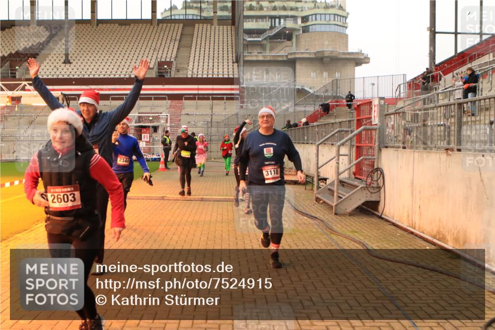 08.12.2024 - St. Pauli X-Mass-Run No. 14 Kathrin Stürmer Photography http://msf.ph/oto/7524915 08.12.2024 10:05:31 Ziel 751, 932, 1068, 1178, 1232, 1243, 1605, 1643, 1650, 1957, 2056, 2077, 2080, 2306, 2308, 2344, 2435, 2474, 2603, 2864, 2866, 2908, 3114, 3115, 3118, 3184, 3302 meine-sportfotos.de