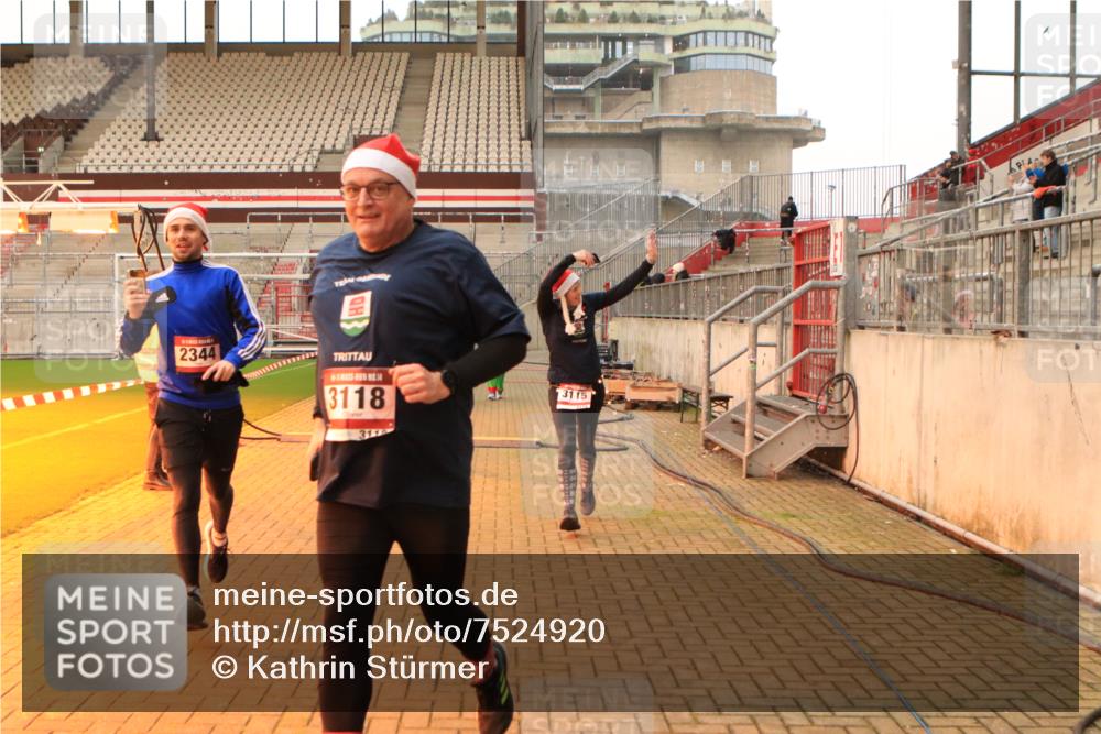 08.12.2024 - St. Pauli X-Mass-Run No. 14 Kathrin Stürmer Photography http://msf.ph/oto/7524920 08.12.2024 10:05:32 Ziel 751, 932, 1068, 1178, 1232, 1243, 1605, 1643, 1650, 1957, 2056, 2077, 2080, 2306, 2308, 2344, 2435, 2474, 2603, 2864, 2866, 2908, 3114, 3115, 3118, 3184, 3302 meine-sportfotos.de