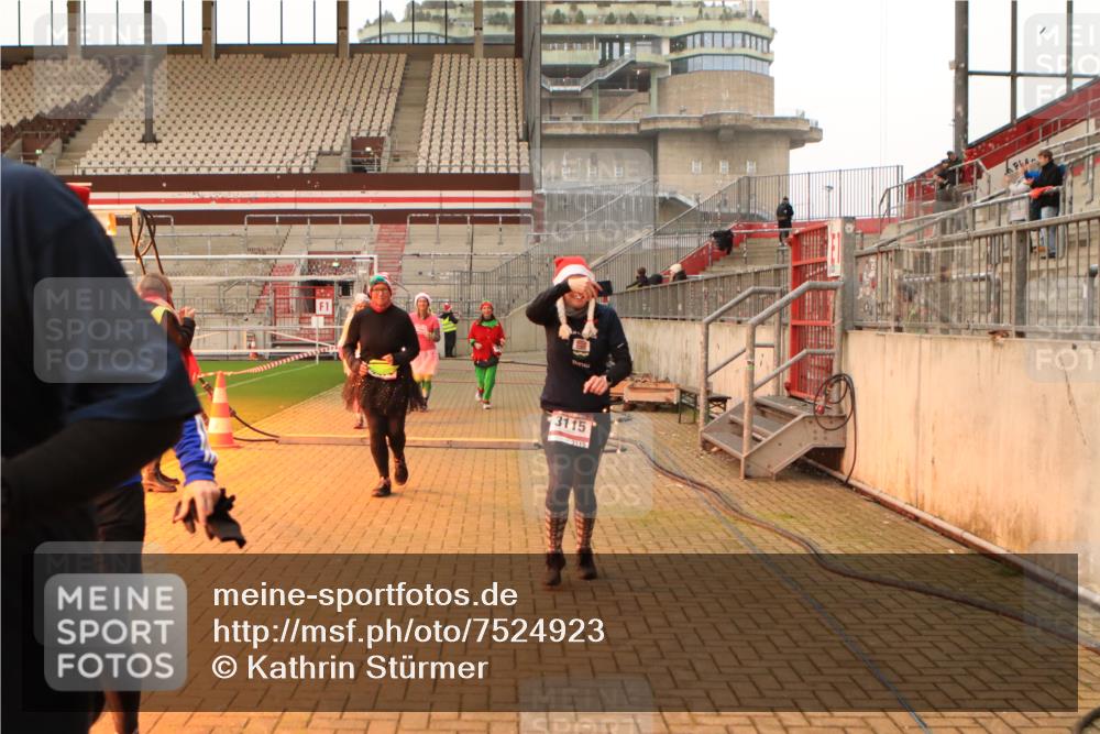 08.12.2024 - St. Pauli X-Mass-Run No. 14 Kathrin Stürmer Photography http://msf.ph/oto/7524923 08.12.2024 10:05:32 Ziel 751, 932, 1068, 1178, 1232, 1243, 1605, 1643, 1650, 1957, 2056, 2077, 2080, 2306, 2308, 2344, 2435, 2474, 2603, 2864, 2866, 2908, 3114, 3115, 3118, 3184, 3302 meine-sportfotos.de