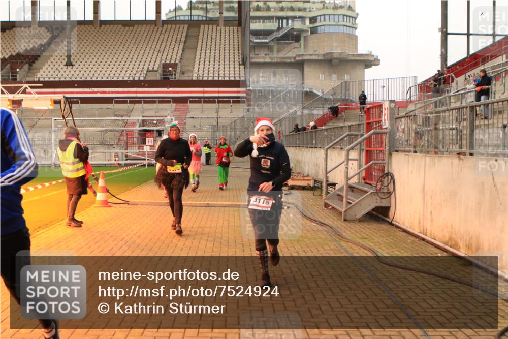 08.12.2024 - St. Pauli X-Mass-Run No. 14 Kathrin Stürmer Photography http://msf.ph/oto/7524924 08.12.2024 10:05:32 Ziel 751, 932, 1068, 1178, 1232, 1243, 1605, 1643, 1650, 1957, 2056, 2077, 2080, 2306, 2308, 2344, 2435, 2474, 2603, 2864, 2866, 2908, 3114, 3115, 3118, 3184, 3302 meine-sportfotos.de