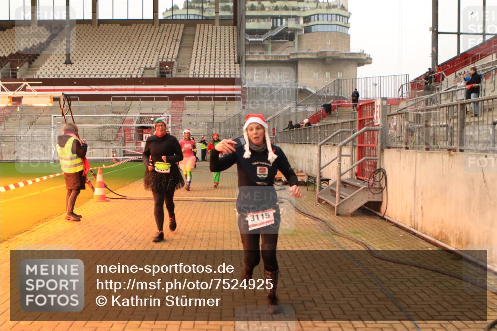 08.12.2024 - St. Pauli X-Mass-Run No. 14 Kathrin Stürmer Photography http://msf.ph/oto/7524925 08.12.2024 10:05:33 Ziel 751, 932, 1068, 1178, 1232, 1243, 1605, 1643, 1650, 1957, 2077, 2306, 2308, 2344, 2435, 2474, 2603, 2864, 2866, 2908, 3114, 3115, 3118, 3184, 3302 meine-sportfotos.de