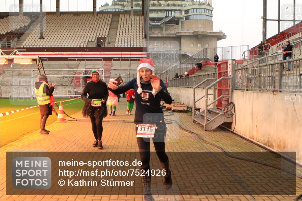 08.12.2024 - St. Pauli X-Mass-Run No. 14 Kathrin Stürmer Photography http://msf.ph/oto/7524926 08.12.2024 10:05:33 Ziel 751, 932, 1068, 1178, 1232, 1243, 1605, 1643, 1650, 1957, 2077, 2306, 2308, 2344, 2435, 2474, 2603, 2864, 2866, 2908, 3114, 3115, 3118, 3184, 3302 meine-sportfotos.de