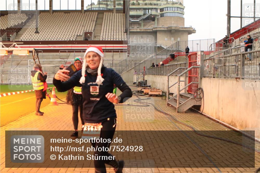 08.12.2024 - St. Pauli X-Mass-Run No. 14 Kathrin Stürmer Photography http://msf.ph/oto/7524928 08.12.2024 10:05:33 Ziel 751, 932, 1068, 1178, 1232, 1243, 1605, 1643, 1650, 1957, 2077, 2306, 2308, 2344, 2435, 2474, 2603, 2864, 2866, 2908, 3114, 3115, 3118, 3184, 3302 meine-sportfotos.de