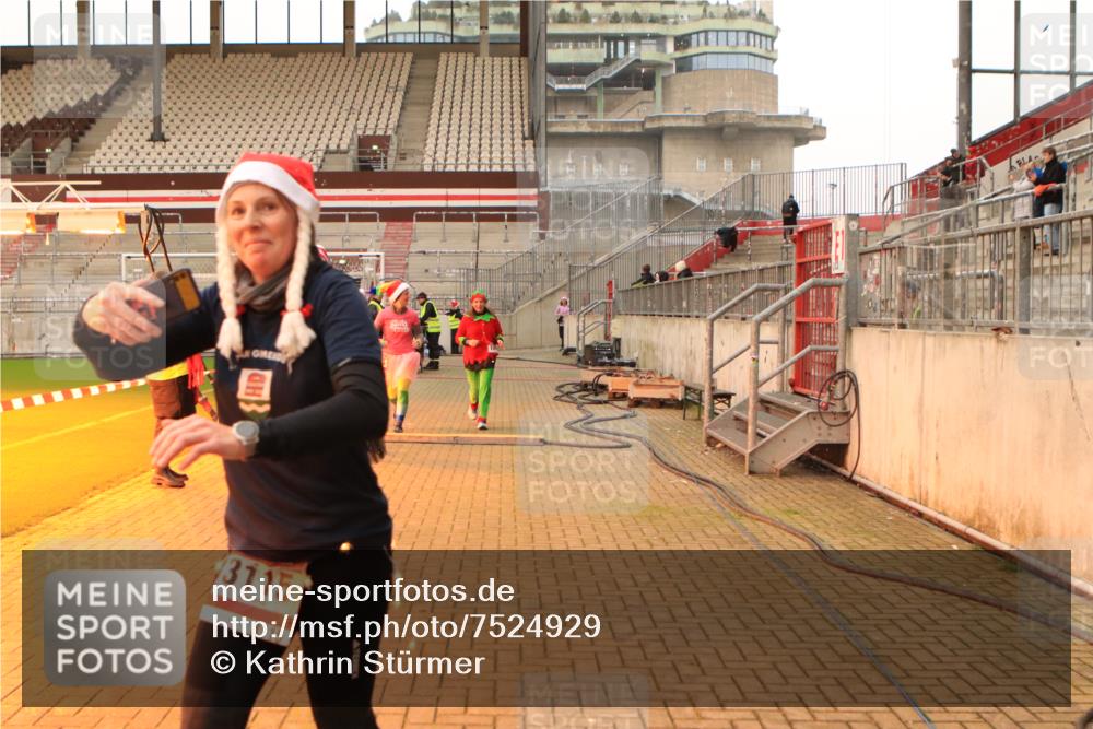08.12.2024 - St. Pauli X-Mass-Run No. 14 Kathrin Stürmer Photography http://msf.ph/oto/7524929 08.12.2024 10:05:34 Ziel 751, 932, 1068, 1178, 1232, 1243, 1605, 1643, 1650, 1957, 2077, 2306, 2308, 2344, 2435, 2474, 2603, 2864, 2866, 2908, 3114, 3115, 3118, 3184, 3302 meine-sportfotos.de