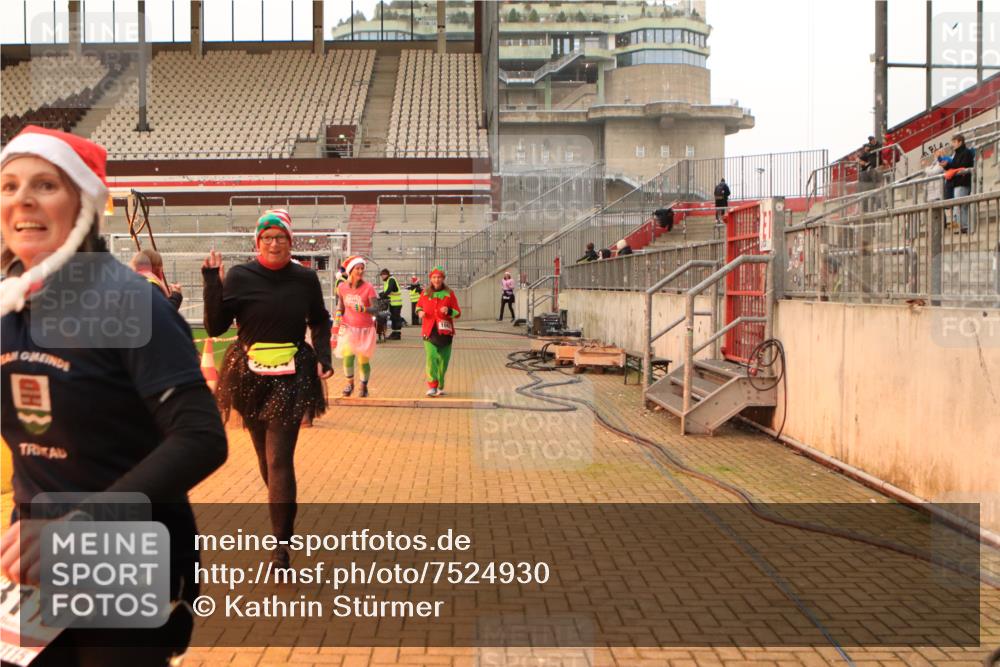08.12.2024 - St. Pauli X-Mass-Run No. 14 Kathrin Stürmer Photography http://msf.ph/oto/7524930 08.12.2024 10:05:34 Ziel 751, 932, 1068, 1178, 1232, 1243, 1605, 1643, 1650, 1957, 2077, 2306, 2308, 2344, 2435, 2474, 2603, 2864, 2866, 2908, 3114, 3115, 3118, 3184, 3302 meine-sportfotos.de