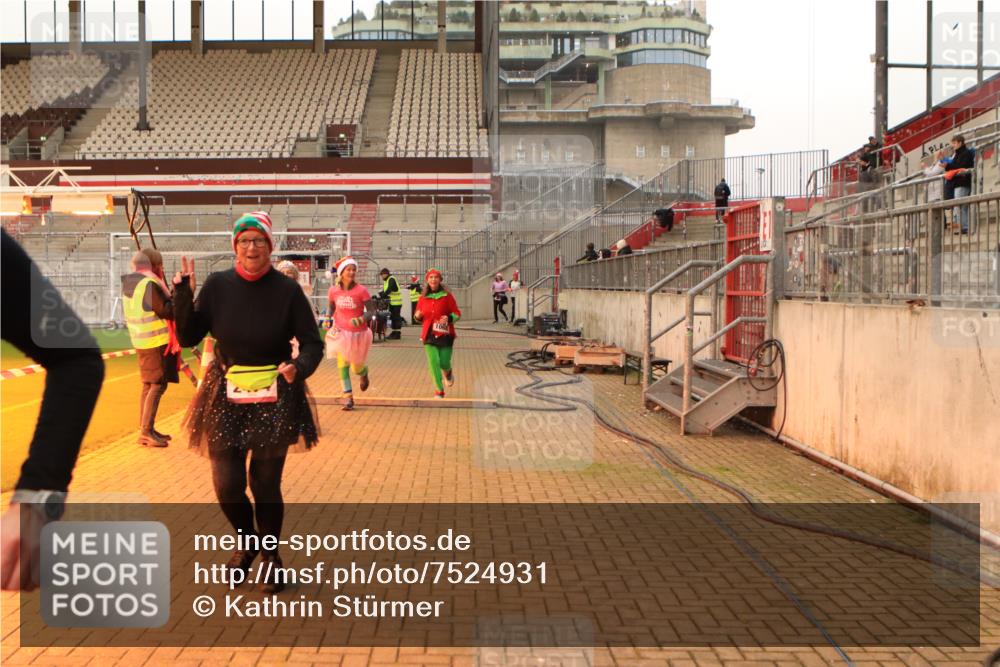 08.12.2024 - St. Pauli X-Mass-Run No. 14 Kathrin Stürmer Photography http://msf.ph/oto/7524931 08.12.2024 10:05:34 Ziel 751, 932, 1068, 1178, 1232, 1243, 1605, 1643, 1650, 1957, 2077, 2306, 2308, 2344, 2435, 2474, 2603, 2864, 2866, 2908, 3114, 3115, 3118, 3184, 3302 meine-sportfotos.de