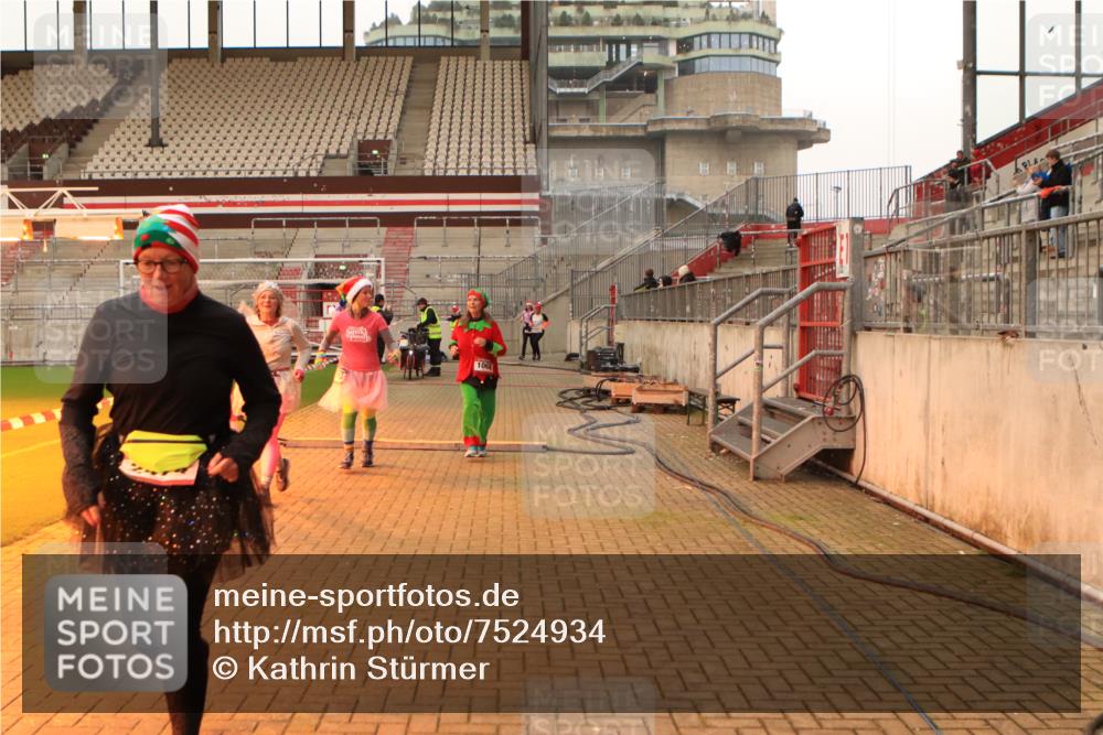 08.12.2024 - St. Pauli X-Mass-Run No. 14 Kathrin Stürmer Photography http://msf.ph/oto/7524934 08.12.2024 10:05:34 Ziel 751, 932, 1068, 1178, 1232, 1243, 1605, 1643, 1650, 1957, 2077, 2306, 2308, 2344, 2435, 2474, 2603, 2864, 2866, 2908, 3114, 3115, 3118, 3184, 3302 meine-sportfotos.de