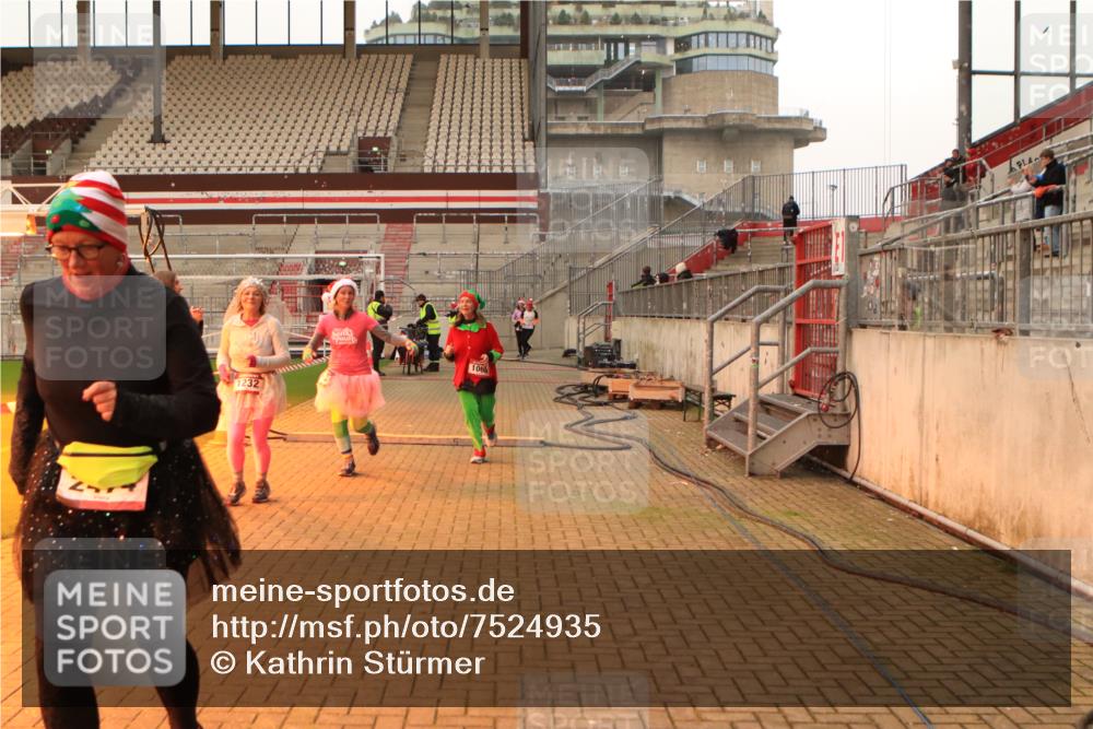 08.12.2024 - St. Pauli X-Mass-Run No. 14 Kathrin Stürmer Photography http://msf.ph/oto/7524935 08.12.2024 10:05:35 Ziel 751, 932, 1068, 1178, 1232, 1243, 1605, 1643, 1650, 1957, 2077, 2306, 2308, 2344, 2435, 2474, 2603, 2908, 3114, 3115, 3118, 3184, 3302 meine-sportfotos.de