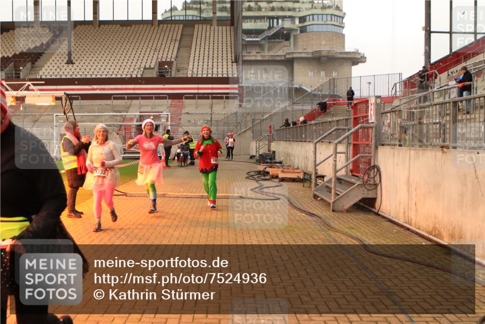 08.12.2024 - St. Pauli X-Mass-Run No. 14 Kathrin Stürmer Photography http://msf.ph/oto/7524936 08.12.2024 10:05:35 Ziel 751, 932, 1068, 1178, 1232, 1243, 1605, 1643, 1650, 1957, 2077, 2306, 2308, 2344, 2435, 2474, 2603, 2908, 3114, 3115, 3118, 3184, 3302 meine-sportfotos.de