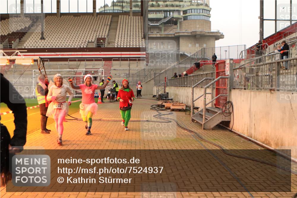 08.12.2024 - St. Pauli X-Mass-Run No. 14 Kathrin Stürmer Photography http://msf.ph/oto/7524937 08.12.2024 10:05:35 Ziel 751, 932, 1068, 1178, 1232, 1243, 1605, 1643, 1650, 1957, 2077, 2306, 2308, 2344, 2435, 2474, 2603, 2908, 3114, 3115, 3118, 3184, 3302 meine-sportfotos.de