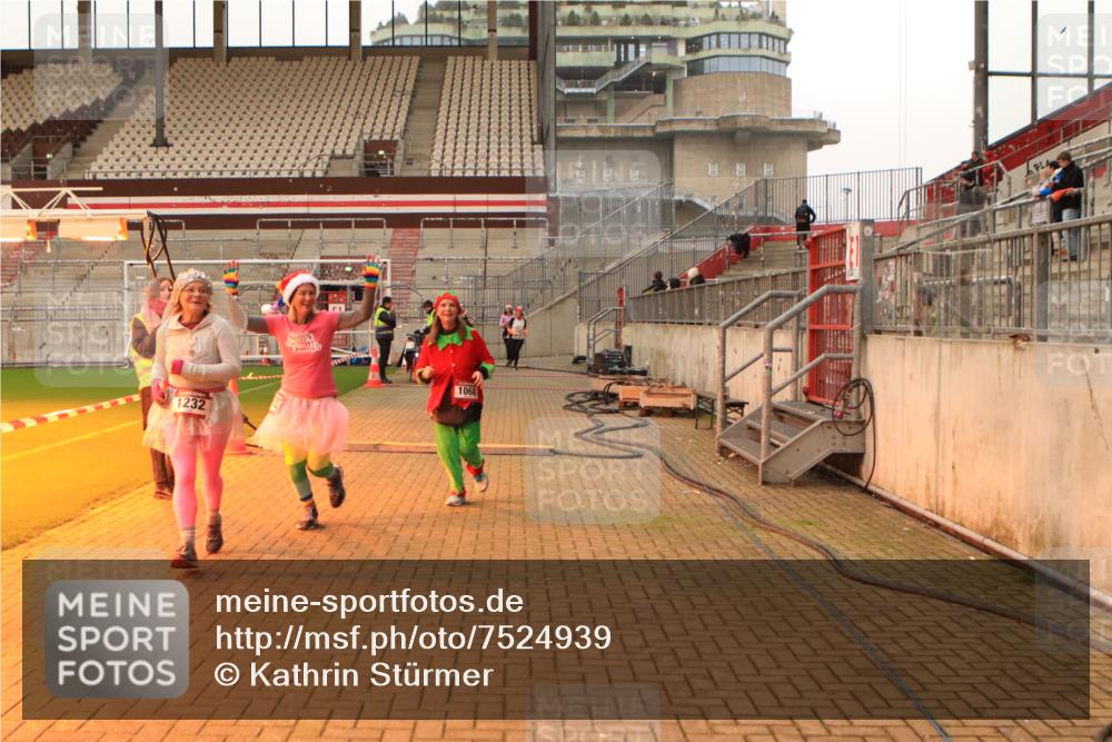 08.12.2024 - St. Pauli X-Mass-Run No. 14 Kathrin Stürmer Photography http://msf.ph/oto/7524939 08.12.2024 10:05:35 Ziel 751, 932, 1068, 1178, 1232, 1243, 1605, 1643, 1650, 1957, 2077, 2306, 2308, 2344, 2435, 2474, 2603, 2908, 3114, 3115, 3118, 3184, 3302 meine-sportfotos.de