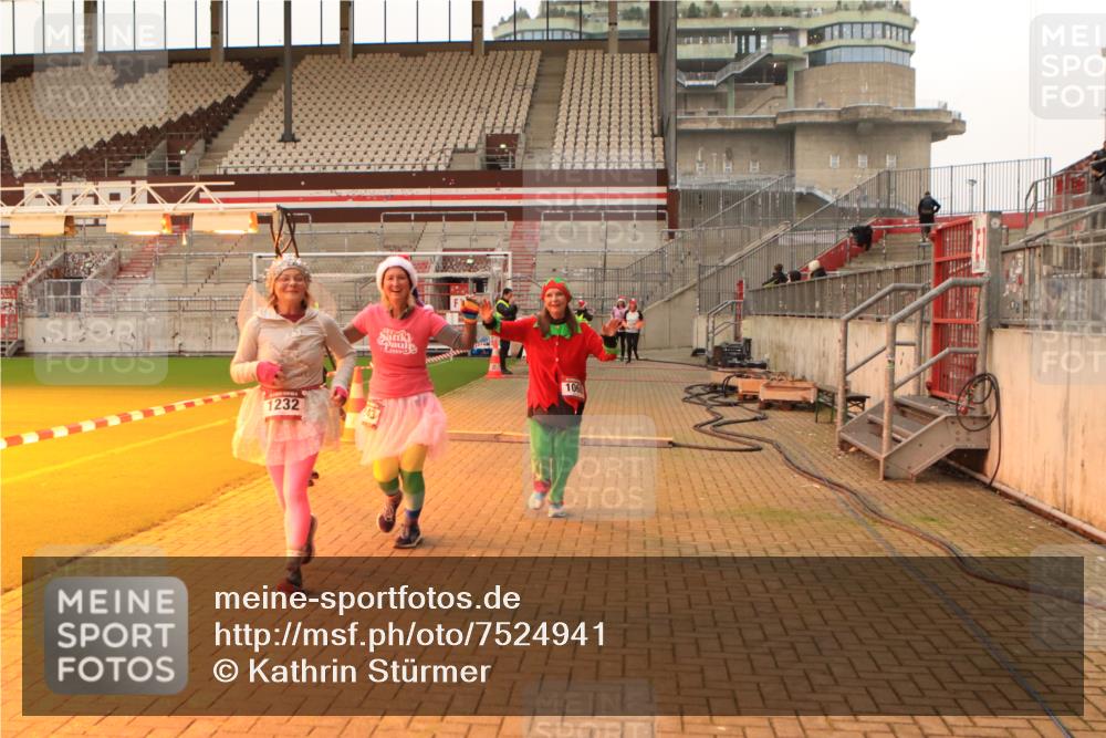 08.12.2024 - St. Pauli X-Mass-Run No. 14 Kathrin Stürmer Photography http://msf.ph/oto/7524941 08.12.2024 10:05:36 Ziel 175, 751, 932, 1068, 1178, 1232, 1243, 1605, 1643, 1650, 1957, 2306, 2308, 2344, 2435, 2474, 2603, 2908, 3006, 3114, 3115, 3118, 3184 meine-sportfotos.de