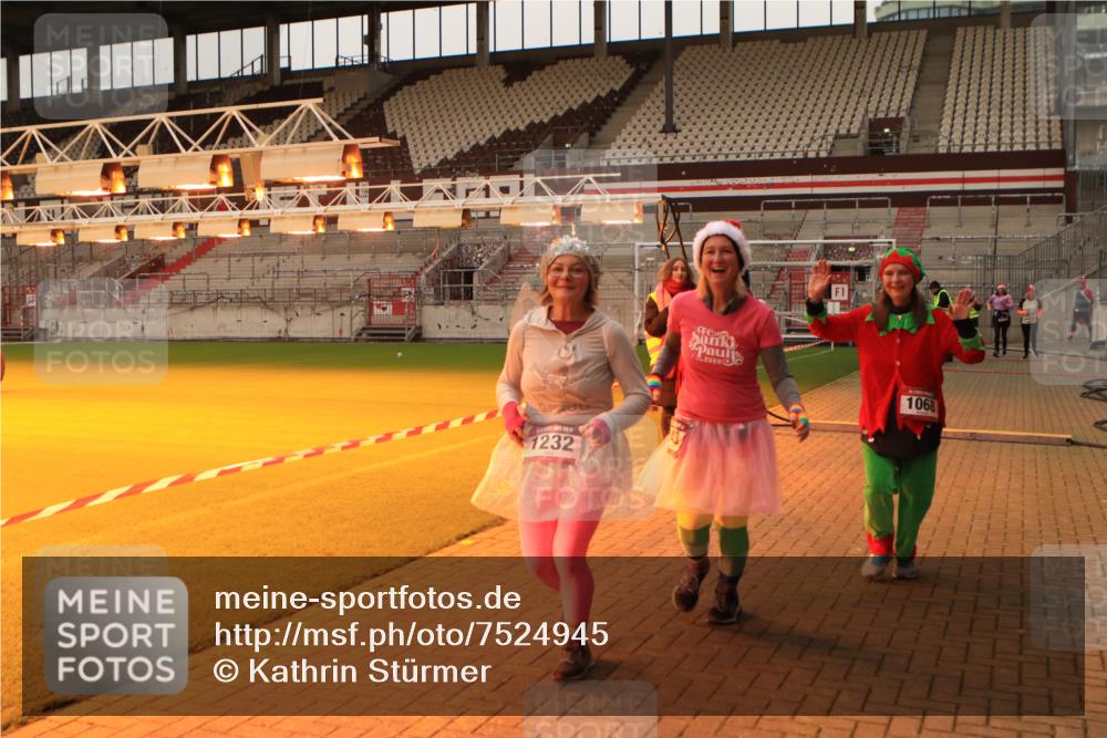 08.12.2024 - St. Pauli X-Mass-Run No. 14 Kathrin Stürmer Photography http://msf.ph/oto/7524945 08.12.2024 10:05:37 Ziel 175, 751, 1068, 1178, 1232, 1243, 1605, 1643, 1650, 2306, 2308, 2344, 2435, 2474, 2603, 2908, 3006, 3114, 3115, 3118, 3184 meine-sportfotos.de