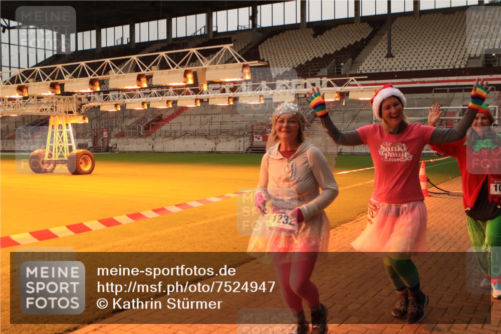 08.12.2024 - St. Pauli X-Mass-Run No. 14 Kathrin Stürmer Photography http://msf.ph/oto/7524947 08.12.2024 10:05:37 Ziel 175, 751, 1068, 1178, 1232, 1243, 1605, 1643, 1650, 2306, 2308, 2344, 2435, 2474, 2603, 2908, 3006, 3114, 3115, 3118, 3184 meine-sportfotos.de
