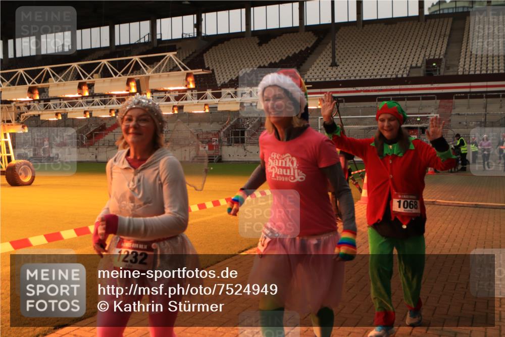 08.12.2024 - St. Pauli X-Mass-Run No. 14 Kathrin Stürmer Photography http://msf.ph/oto/7524949 08.12.2024 10:05:37 Ziel 175, 751, 1068, 1178, 1232, 1243, 1605, 1643, 1650, 2306, 2308, 2344, 2435, 2474, 2603, 2908, 3006, 3114, 3115, 3118, 3184 meine-sportfotos.de