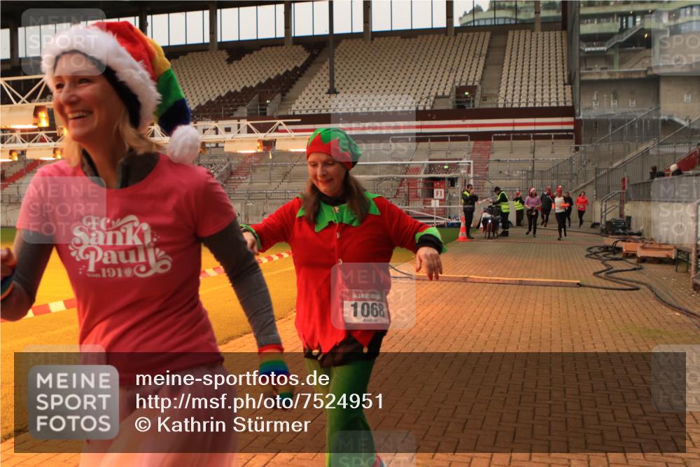 08.12.2024 - St. Pauli X-Mass-Run No. 14 Kathrin Stürmer Photography http://msf.ph/oto/7524951 08.12.2024 10:05:38 Ziel 175, 751, 1068, 1232, 1243, 1605, 1643, 2306, 2308, 2344, 2435, 2474, 2603, 2908, 3006, 3115, 3118 meine-sportfotos.de