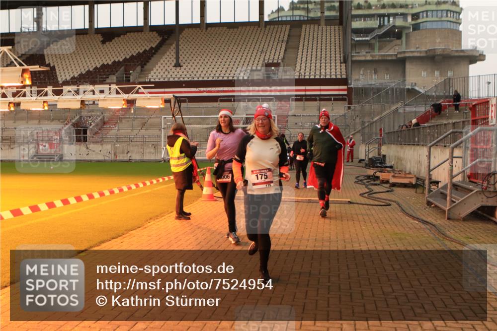 08.12.2024 - St. Pauli X-Mass-Run No. 14 Kathrin Stürmer Photography http://msf.ph/oto/7524954 08.12.2024 10:05:46 Ziel 40, 65, 175, 529, 1068, 1243, 3006 meine-sportfotos.de