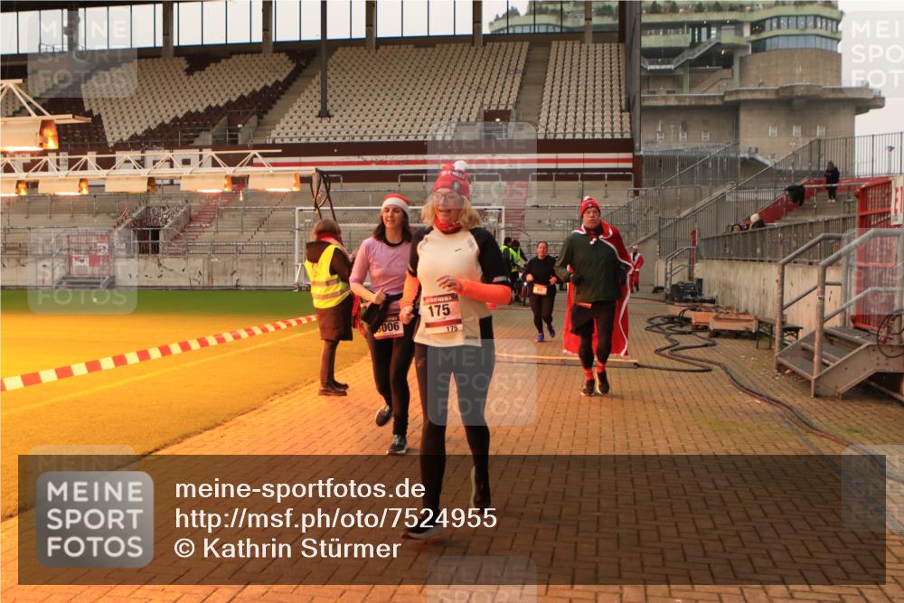 08.12.2024 - St. Pauli X-Mass-Run No. 14 Kathrin Stürmer Photography http://msf.ph/oto/7524955 08.12.2024 10:05:46 Ziel 40, 65, 175, 529, 1068, 1243, 3006 meine-sportfotos.de