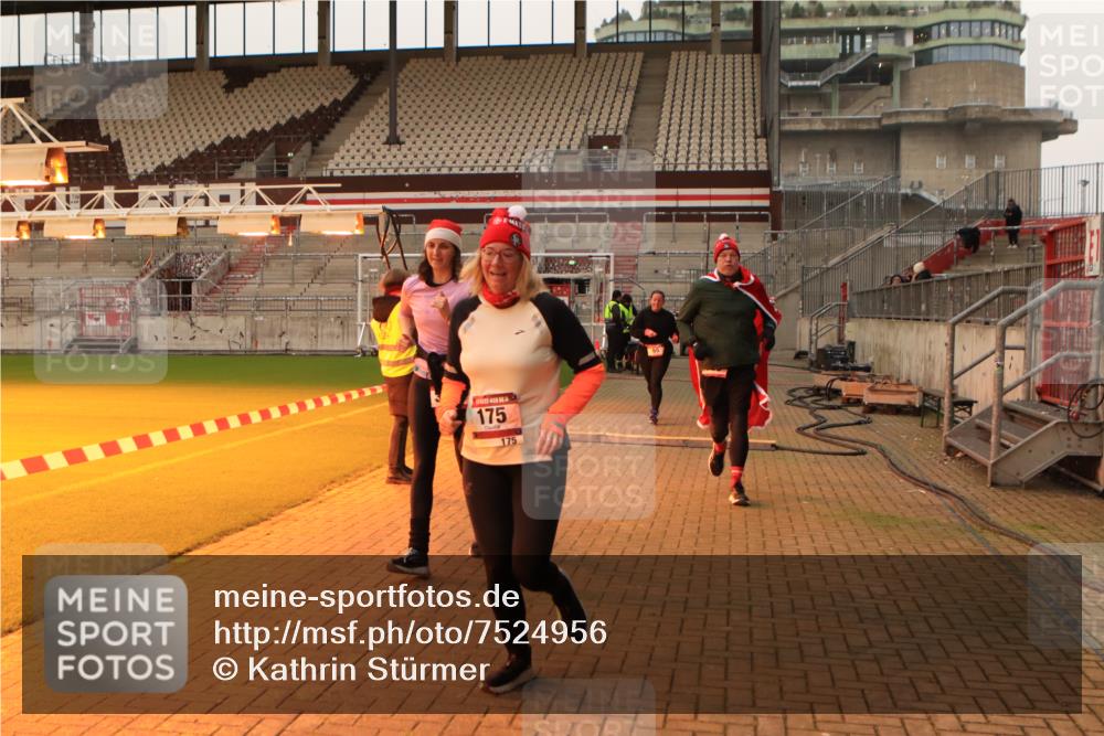 08.12.2024 - St. Pauli X-Mass-Run No. 14 Kathrin Stürmer Photography http://msf.ph/oto/7524956 08.12.2024 10:05:46 Ziel 40, 65, 175, 529, 1068, 1243, 3006 meine-sportfotos.de