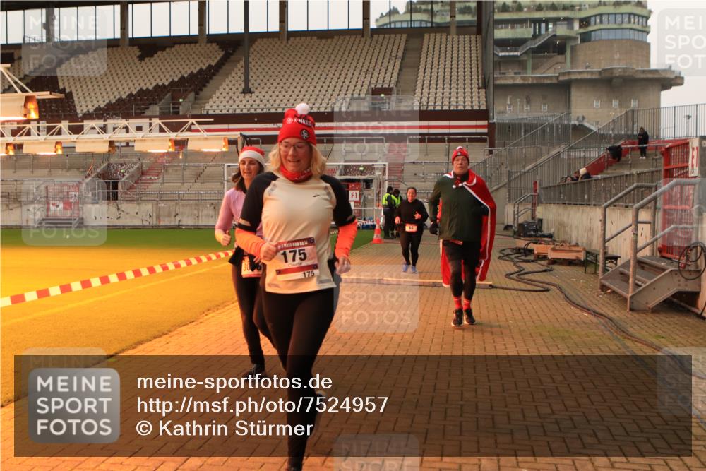 08.12.2024 - St. Pauli X-Mass-Run No. 14 Kathrin Stürmer Photography http://msf.ph/oto/7524957 08.12.2024 10:05:46 Ziel 40, 65, 175, 529, 1068, 1243, 3006 meine-sportfotos.de