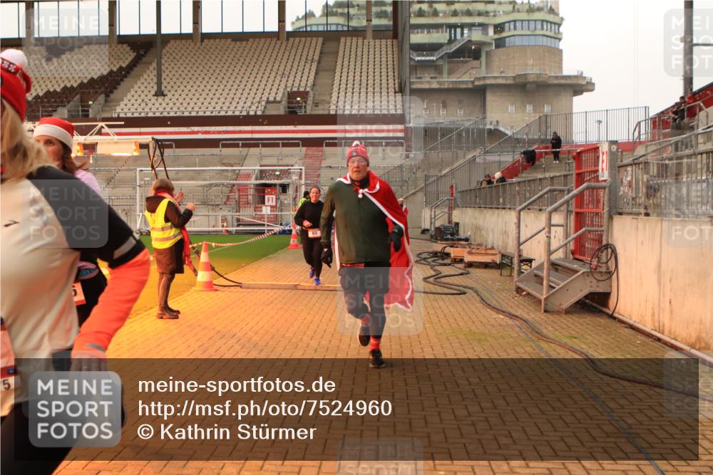 08.12.2024 - St. Pauli X-Mass-Run No. 14 Kathrin Stürmer Photography http://msf.ph/oto/7524960 08.12.2024 10:05:47 Ziel 40, 65, 175, 529, 1068, 3006 meine-sportfotos.de