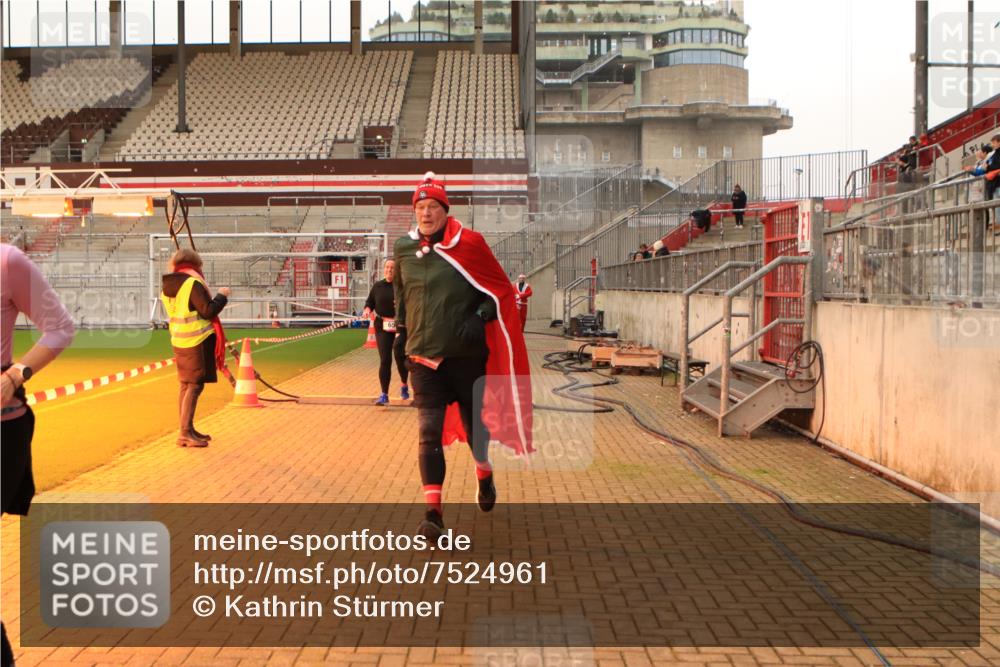 08.12.2024 - St. Pauli X-Mass-Run No. 14 Kathrin Stürmer Photography http://msf.ph/oto/7524961 08.12.2024 10:05:47 Ziel 40, 65, 175, 529, 1068, 3006 meine-sportfotos.de