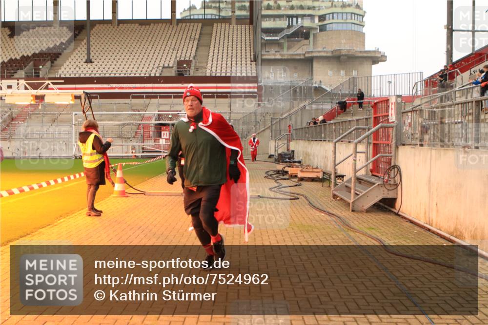 08.12.2024 - St. Pauli X-Mass-Run No. 14 Kathrin Stürmer Photography http://msf.ph/oto/7524962 08.12.2024 10:05:47 Ziel 40, 65, 175, 529, 1068, 3006 meine-sportfotos.de