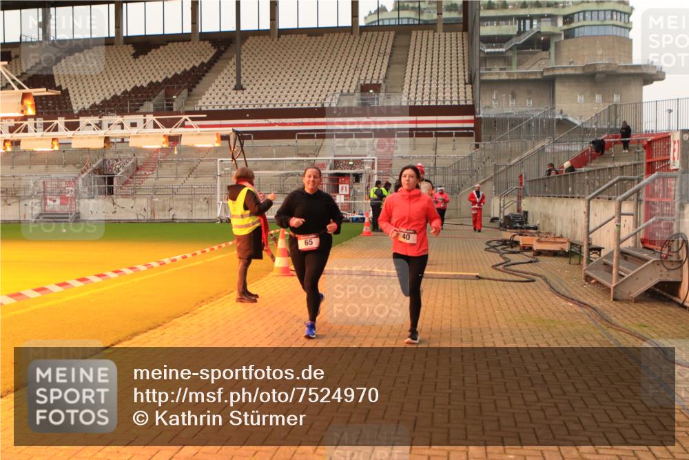 08.12.2024 - St. Pauli X-Mass-Run No. 14 Kathrin Stürmer Photography http://msf.ph/oto/7524970 08.12.2024 10:05:49 Ziel 40, 65, 175, 529, 1563, 2894, 3006 meine-sportfotos.de