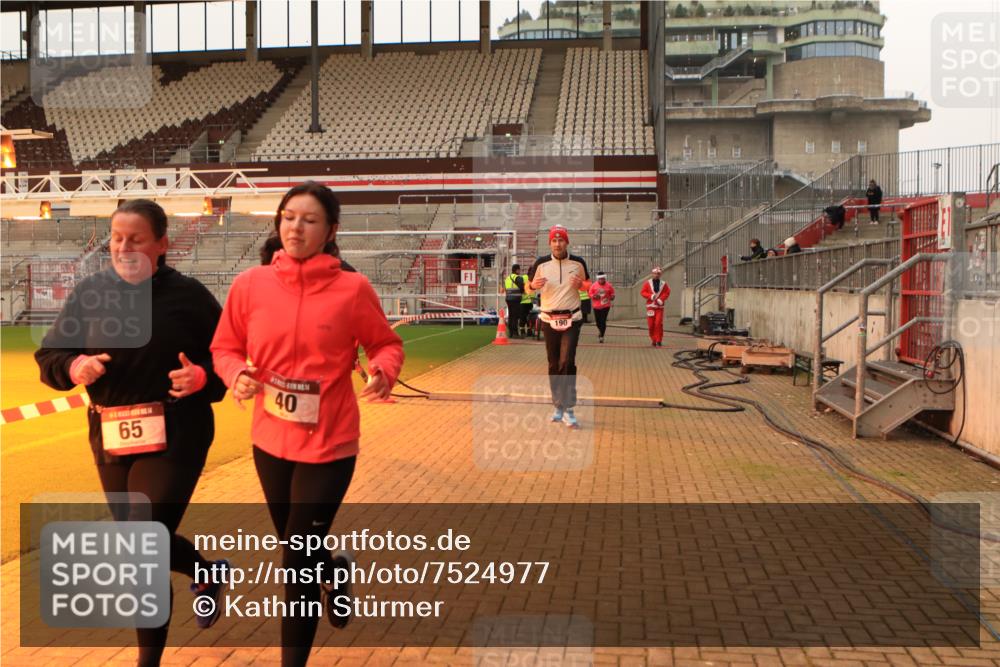 08.12.2024 - St. Pauli X-Mass-Run No. 14 Kathrin Stürmer Photography http://msf.ph/oto/7524977 08.12.2024 10:05:50 Ziel 40, 65, 175, 529, 1563, 2894, 3006 meine-sportfotos.de