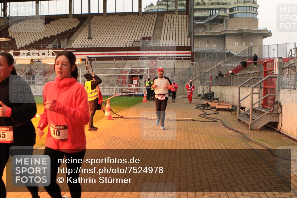08.12.2024 - St. Pauli X-Mass-Run No. 14 Kathrin Stürmer Photography http://msf.ph/oto/7524978 08.12.2024 10:05:50 Ziel 40, 65, 175, 529, 1563, 2894, 3006 meine-sportfotos.de