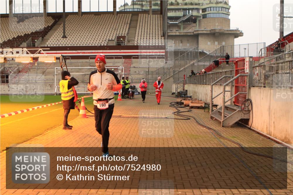 08.12.2024 - St. Pauli X-Mass-Run No. 14 Kathrin Stürmer Photography http://msf.ph/oto/7524980 08.12.2024 10:05:52 Ziel 40, 65, 175, 529, 1563, 2894, 3006 meine-sportfotos.de