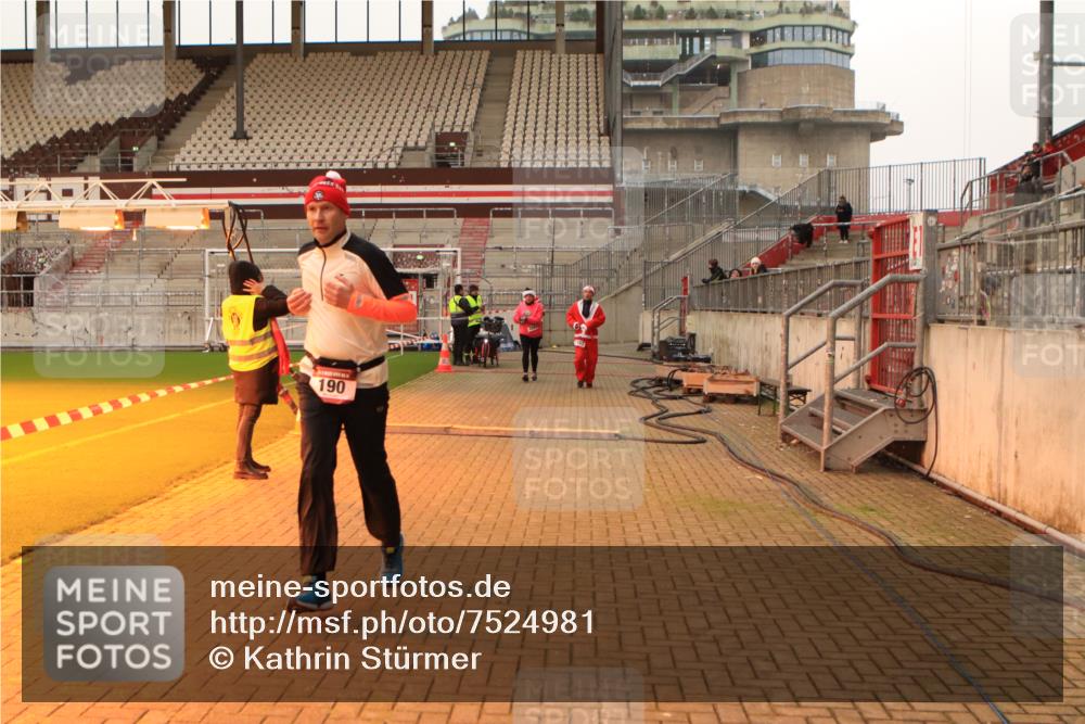 08.12.2024 - St. Pauli X-Mass-Run No. 14 Kathrin Stürmer Photography http://msf.ph/oto/7524981 08.12.2024 10:05:52 Ziel 40, 65, 175, 529, 1563, 2894, 3006 meine-sportfotos.de