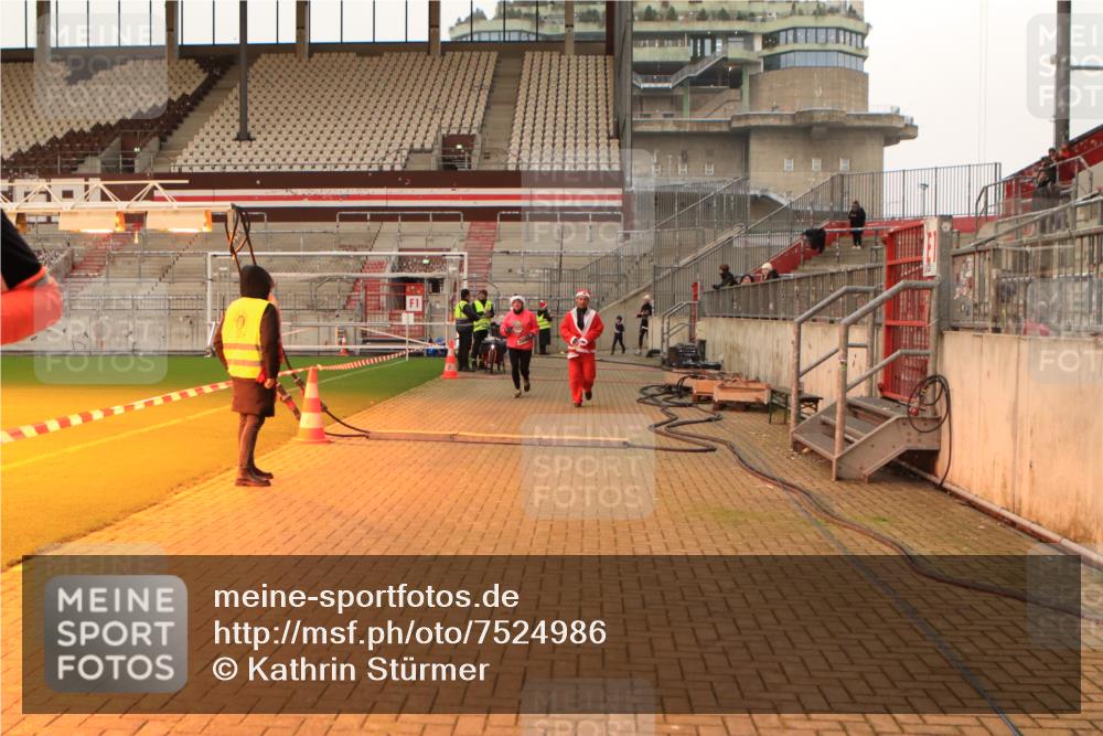 08.12.2024 - St. Pauli X-Mass-Run No. 14 Kathrin Stürmer Photography http://msf.ph/oto/7524986 08.12.2024 10:05:53 Ziel 40, 65, 175, 529, 1563, 2894, 3006 meine-sportfotos.de