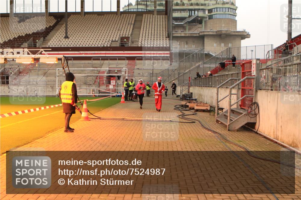 08.12.2024 - St. Pauli X-Mass-Run No. 14 Kathrin Stürmer Photography http://msf.ph/oto/7524987 08.12.2024 10:05:53 Ziel 40, 65, 175, 529, 1563, 2894, 3006 meine-sportfotos.de