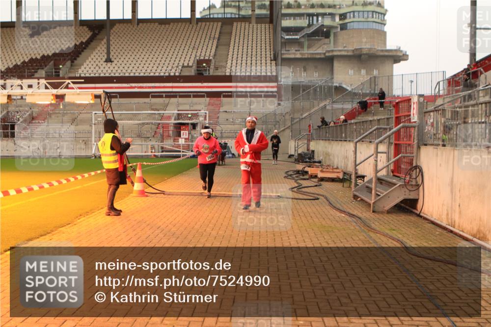08.12.2024 - St. Pauli X-Mass-Run No. 14 Kathrin Stürmer Photography http://msf.ph/oto/7524990 08.12.2024 10:05:56 Ziel 40, 65, 175, 529, 1013, 1016, 1563, 2894, 3006 meine-sportfotos.de