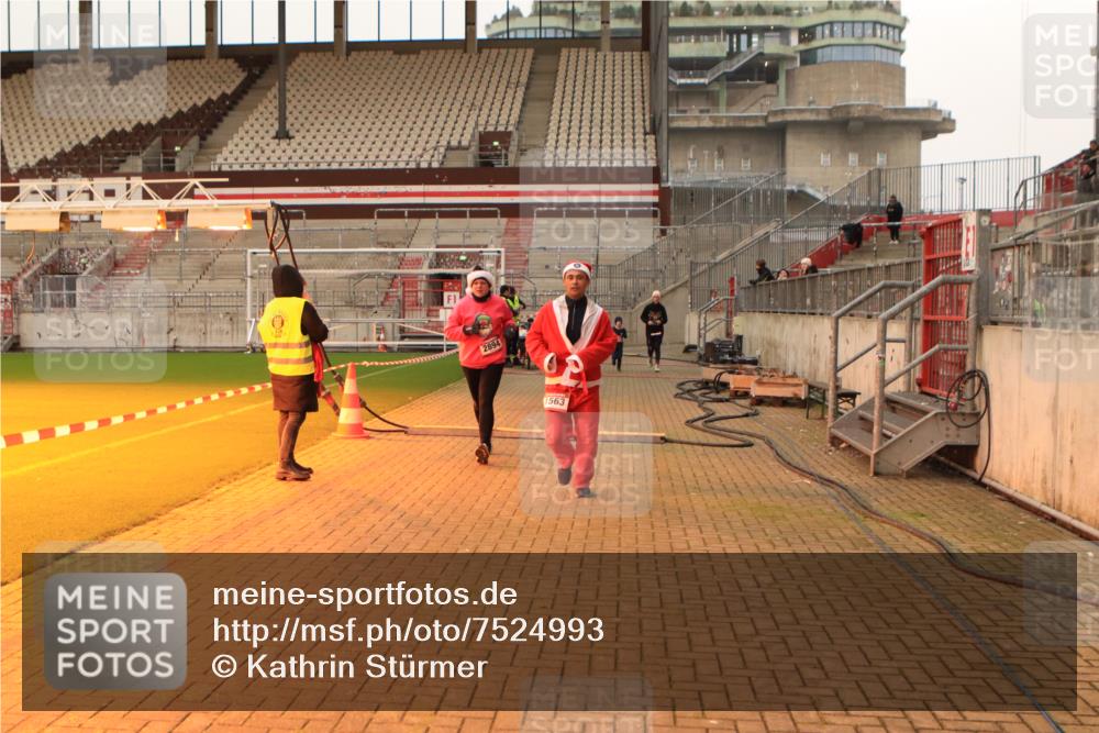 08.12.2024 - St. Pauli X-Mass-Run No. 14 Kathrin Stürmer Photography http://msf.ph/oto/7524993 08.12.2024 10:05:56 Ziel 40, 65, 175, 529, 1013, 1016, 1563, 2894, 3006 meine-sportfotos.de