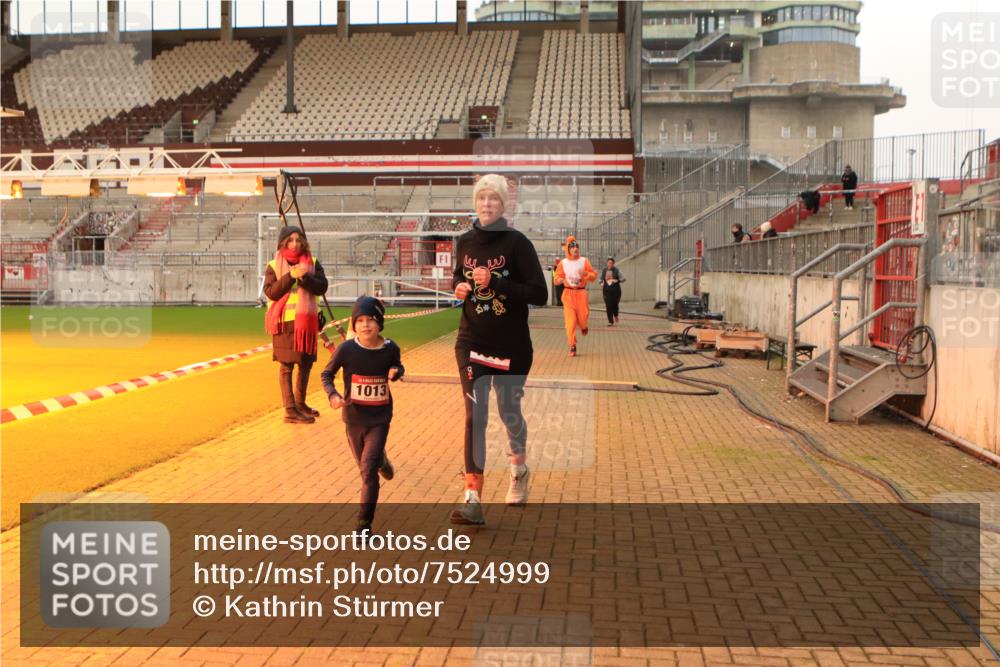 08.12.2024 - St. Pauli X-Mass-Run No. 14 Kathrin Stürmer Photography http://msf.ph/oto/7524999 08.12.2024 10:06:03 Ziel 696, 1013, 1016, 1563, 2894, 3257, 3259 meine-sportfotos.de