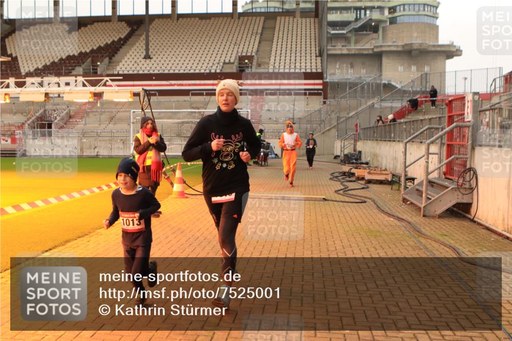 08.12.2024 - St. Pauli X-Mass-Run No. 14 Kathrin Stürmer Photography http://msf.ph/oto/7525001 08.12.2024 10:06:03 Ziel 696, 1013, 1016, 1563, 2894, 3257, 3259 meine-sportfotos.de