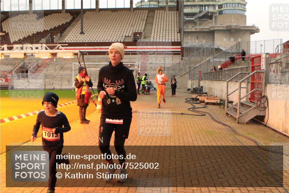 08.12.2024 - St. Pauli X-Mass-Run No. 14 Kathrin Stürmer Photography http://msf.ph/oto/7525002 08.12.2024 10:06:04 Ziel 696, 1013, 1016, 1563, 2894, 3257, 3259 meine-sportfotos.de