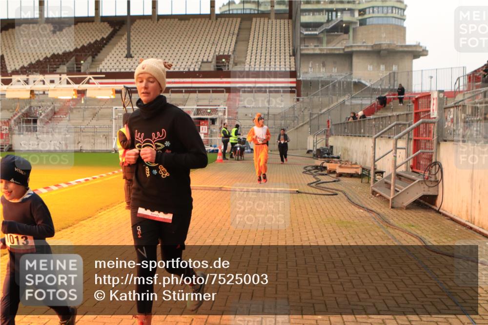 08.12.2024 - St. Pauli X-Mass-Run No. 14 Kathrin Stürmer Photography http://msf.ph/oto/7525003 08.12.2024 10:06:04 Ziel 696, 1013, 1016, 1563, 2894, 3257, 3259 meine-sportfotos.de