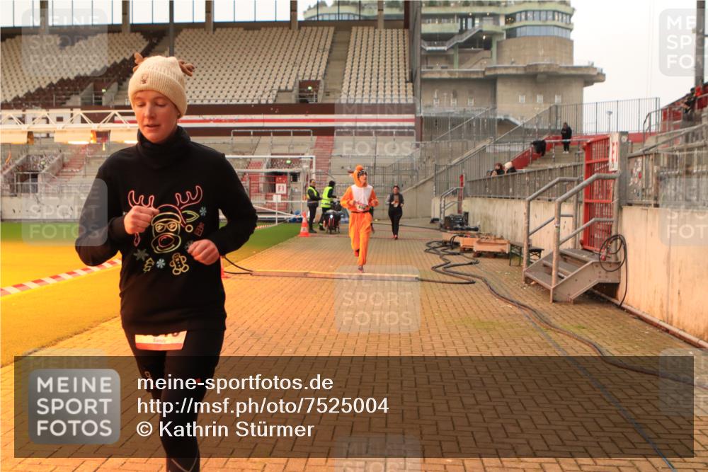 08.12.2024 - St. Pauli X-Mass-Run No. 14 Kathrin Stürmer Photography http://msf.ph/oto/7525004 08.12.2024 10:06:04 Ziel 696, 1013, 1016, 1563, 2894, 3257, 3259 meine-sportfotos.de