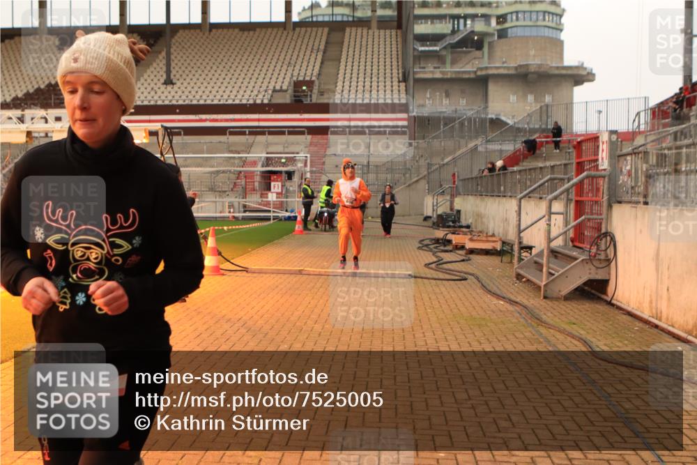 08.12.2024 - St. Pauli X-Mass-Run No. 14 Kathrin Stürmer Photography http://msf.ph/oto/7525005 08.12.2024 10:06:04 Ziel 696, 1013, 1016, 1563, 2894, 3257, 3259 meine-sportfotos.de
