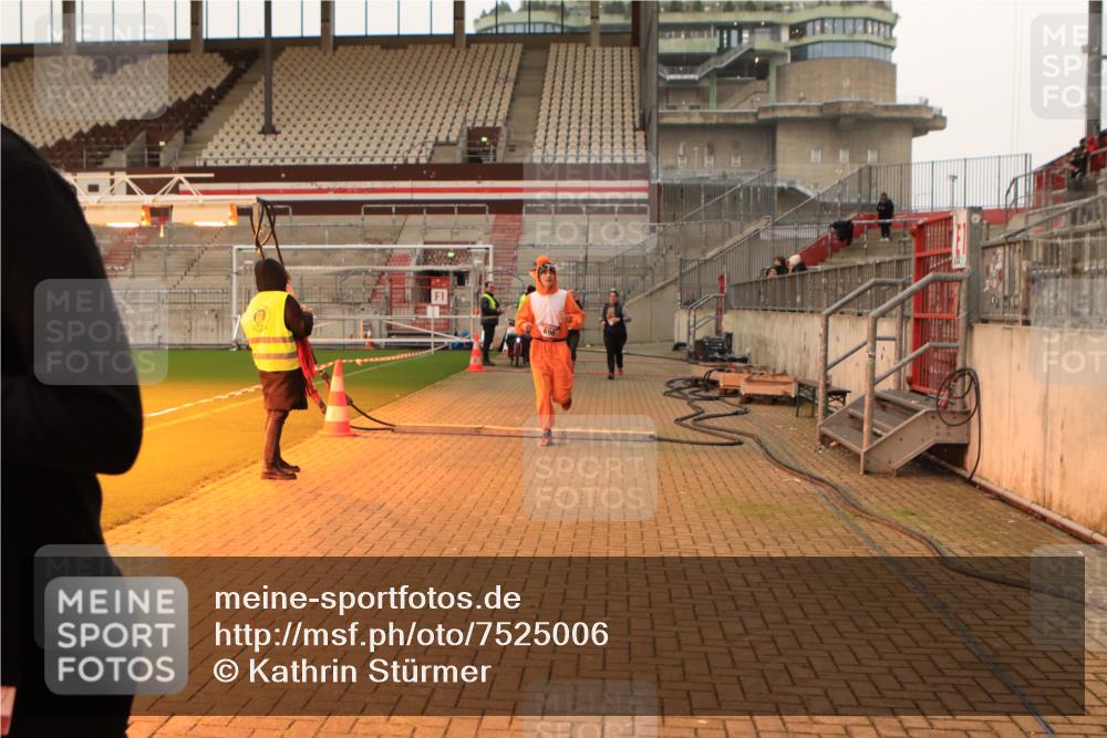 08.12.2024 - St. Pauli X-Mass-Run No. 14 Kathrin Stürmer Photography http://msf.ph/oto/7525006 08.12.2024 10:06:04 Ziel 696, 1013, 1016, 1563, 2894, 3257, 3259 meine-sportfotos.de