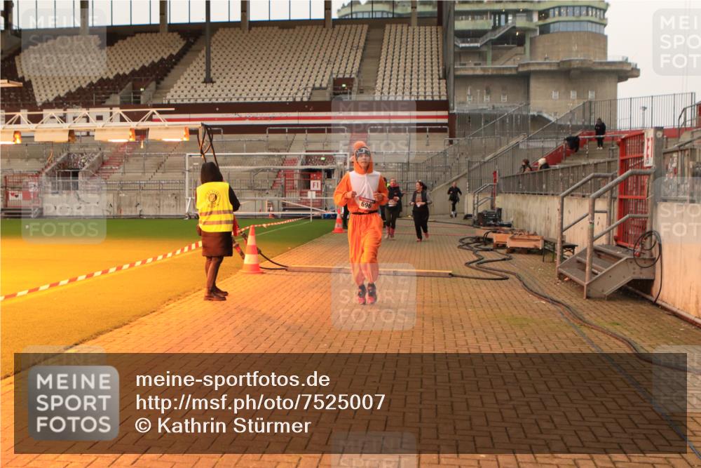 08.12.2024 - St. Pauli X-Mass-Run No. 14 Kathrin Stürmer Photography http://msf.ph/oto/7525007 08.12.2024 10:06:05 Ziel 696, 1013, 1016, 1563, 2894, 3257, 3259 meine-sportfotos.de