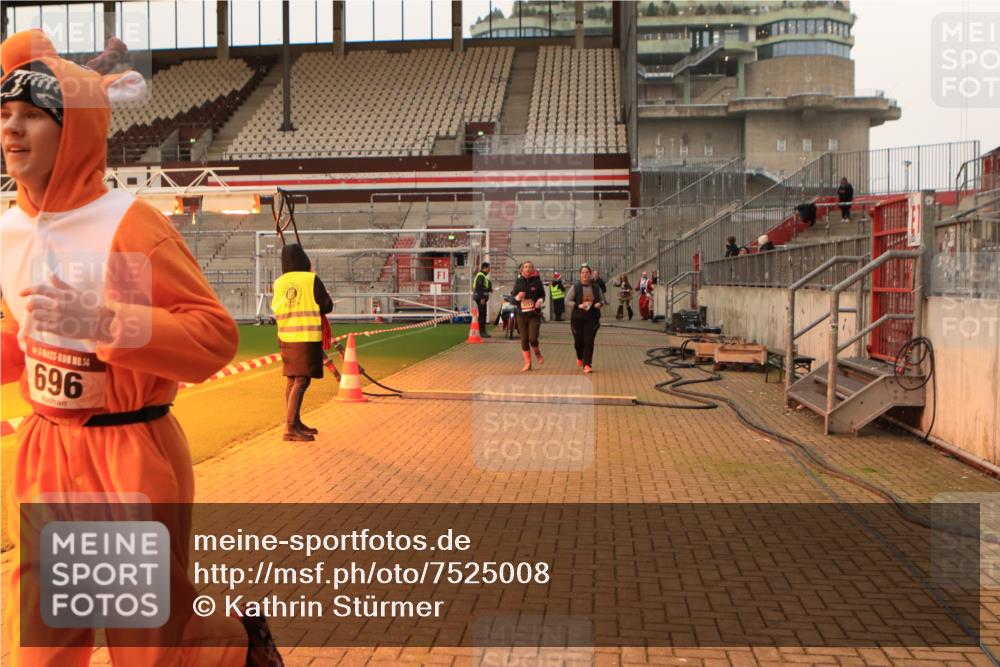 08.12.2024 - St. Pauli X-Mass-Run No. 14 Kathrin Stürmer Photography http://msf.ph/oto/7525008 08.12.2024 10:06:07 Ziel 696, 1013, 1016, 1563, 2894, 3257, 3259 meine-sportfotos.de