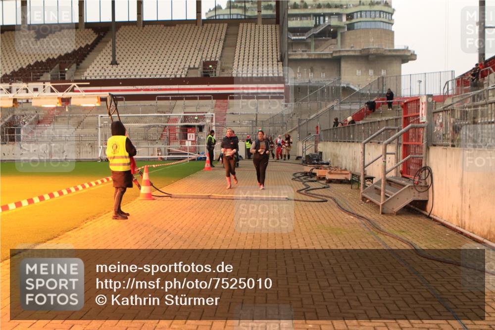 08.12.2024 - St. Pauli X-Mass-Run No. 14 Kathrin Stürmer Photography http://msf.ph/oto/7525010 08.12.2024 10:06:08 Ziel 78, 696, 1013, 1016, 1563, 2894, 3257, 3259 meine-sportfotos.de