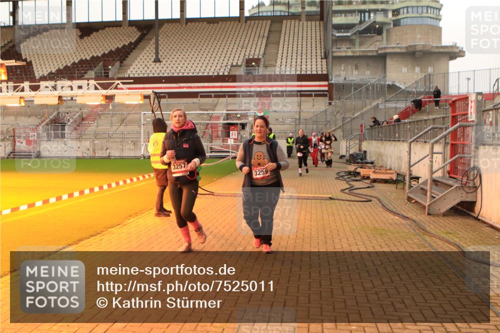 08.12.2024 - St. Pauli X-Mass-Run No. 14 Kathrin Stürmer Photography http://msf.ph/oto/7525011 08.12.2024 10:06:11 Ziel 78, 621, 696, 698, 1013, 1016, 1424, 2003, 3257, 3259 meine-sportfotos.de