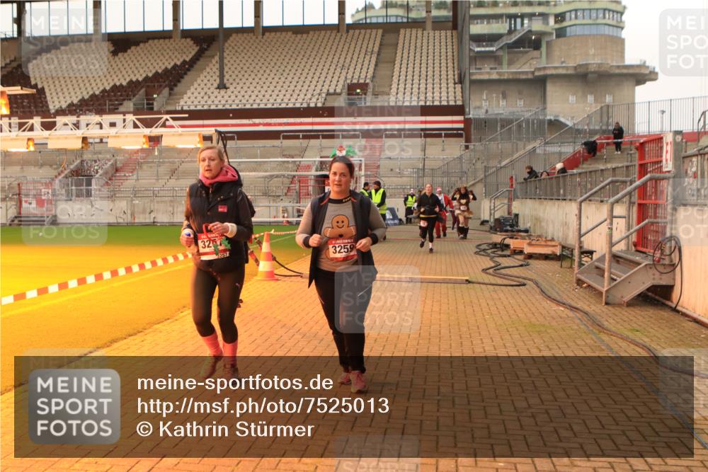 08.12.2024 - St. Pauli X-Mass-Run No. 14 Kathrin Stürmer Photography http://msf.ph/oto/7525013 08.12.2024 10:06:12 Ziel 78, 621, 696, 698, 1013, 1016, 1424, 2003, 3257, 3259 meine-sportfotos.de