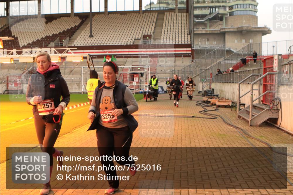 08.12.2024 - St. Pauli X-Mass-Run No. 14 Kathrin Stürmer Photography http://msf.ph/oto/7525016 08.12.2024 10:06:12 Ziel 78, 621, 696, 698, 1013, 1016, 1424, 2003, 3257, 3259 meine-sportfotos.de